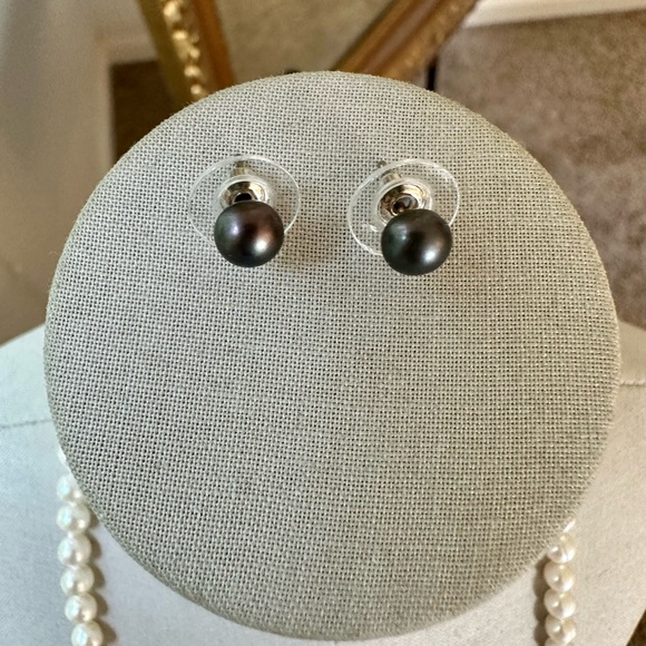 Vintage Pearl Necklace & Tahitian Post Earrings - Picture 10 of 15